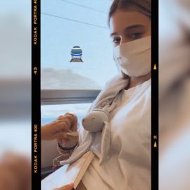 Laura Escanes pone rumbo hacia la capital con su pequeña Roma