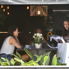 Lucía Rivera disfruta de una jornada de compras con sus amigas