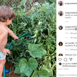 El hijo de Eva González y Cayetano Rivera disfruta de la jardinería