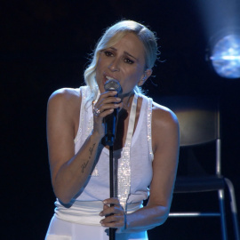 Marta Sánchez emocionada en su vuelta a los escenarios