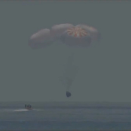 La primera Dragon tripulada culmina su misión regresando a la Tierra