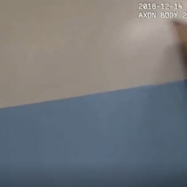 Arrestado y esposado con 8 años