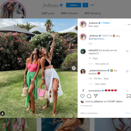 Laura Matamoros, feliz al lado de su hermana Anita