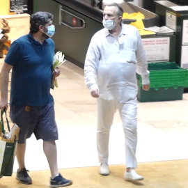 Miguel Bosé vuelve a reaparecer de compras, ejerciendo de amo de casa