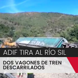 Adif tira al río Sil dos vagones de tren descarrilados
