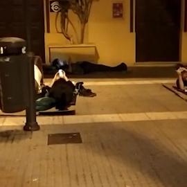 Duermen en la calle para denunciar la situación de su barrio