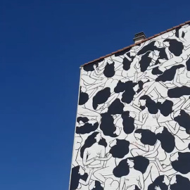 Un mural de mujeres besándose, censurado