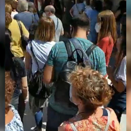 Ayuso y sus aulas seguras con miles de profesores apiñados en la calle