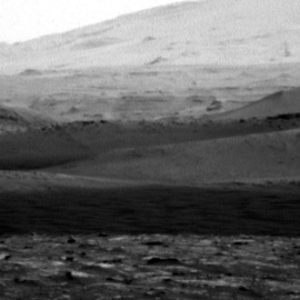 Un diablo de polvo pasa frente al rover Curiosity en Marte