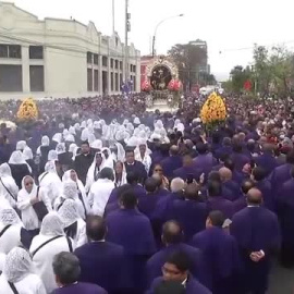Miles de peruanos rinden homenaje al Señor de los Milagros