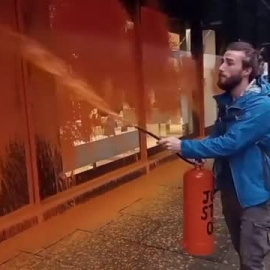 Activistas climáticos de "Just Stop Oil" vuelven a pintar los escaparates de Londres
