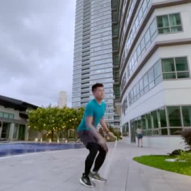 Ryan Alonzo salta su camino a ganar dos Guinness World Récords