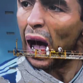Un artista argentino pinta un mural gigante de Maradona en Buenos Aires   