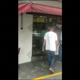 Una diputada de Bolsonaro persigue a punta de pistola a un periodista negro en la víspera de las elecciones en Brasil