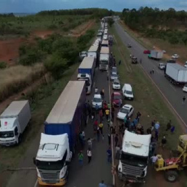 Cientos de camioneros brasileños bloquean decenas de carreteras para protestar por la derrota de Bolsonaro
