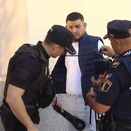 Exhaustivos controles policiales en el cementerio de Torrent