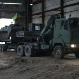 Las tropas ucranianas rescatan vehículos de combate rotos