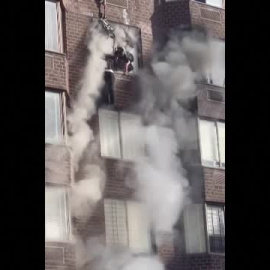 Una mujer aguanta colgada de una ventana durante un incendio en Nueva York