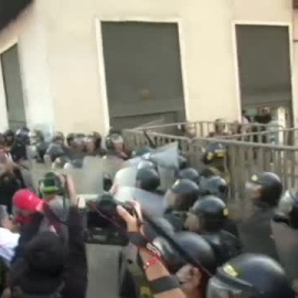 'Castillo fuera': Manifestantes antigubernamentales se enfrentan a la Policía peruana