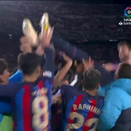 El Camp Nou se rinde ante Piqué en su despedida de la afición azulgrana