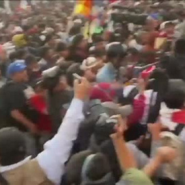 La policía peruana usa gases lacrimógenos contra los partidarios de Pedro Castillo