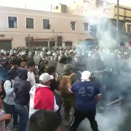 Los peruanos protestan contra los intentos de derrocar al presidente Pedro Castillo