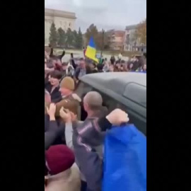 Residentes de Jersón dan la bienvenida a las tropas ucranianas tras la retirada rusa