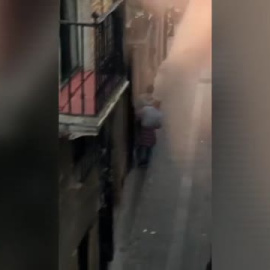 Una vaquilla se cuela por la ventana de una panadería y se queda encerrada hasta que los mozos la sacan