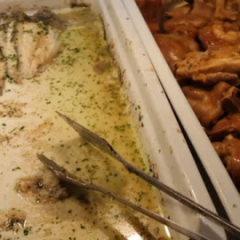 Un grupo de pensionistas se rebela ante la comida que recibe en un hotel de Roquetas de Mar