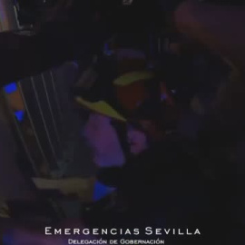 Liberan en Sevilla a un niño que quedó atrapado por su cabeza en una barandilla