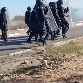 La policía tunecina dispersa con gases lacrimógenos a un grupo de manifestantes cerca de la Cumbre de la Francofonía