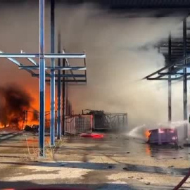 Aparatoso incendio en una nave industrial de Madrid 