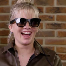 Unas nuevas gafas con inteligencia artificial permiten a las personas sordas ver y rebobinar conversaciones en tiempo real