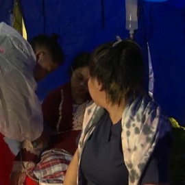 Una mujer da a luz en una tienda de campaña tras el terremoto de Indonesia