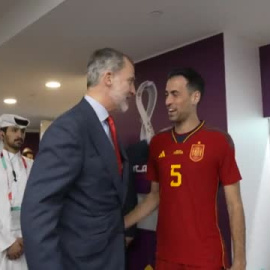 Felipe VI baja al vestuario a saludar a la selección tras su 7-0 ante Costa Rica