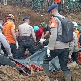 En Indonesia, los equipos de rescate buscan sin descanso a posibles supervivientes del terremoto del pasado domingo