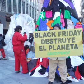 Greenpeace llena de "basura" el centro de Madrid para protestar contra el "despilfarro" del Black Friday