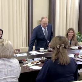 Putin se reúne con madres de soldados rusos que combaten en Ucrania