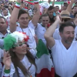 Los aficionados iraníes celebran la victoria ante Gales (0-2) con los dos tantos en el tiempo añadido