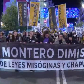 Cientos de personas marchan en Madrid por el 25N y una parte grita 'Irene Montero, dimisión'