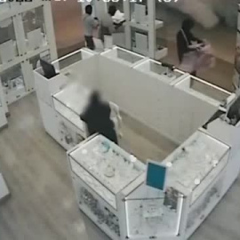 Las imágenes del brutal atraco en una joyería del centro comercial La Gavia