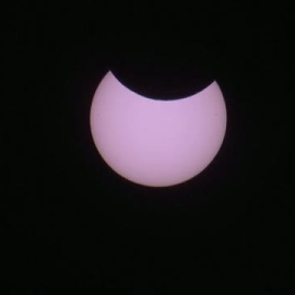Los aficionados a la astronomía disfrutan del segundo eclipse solar parcial del año