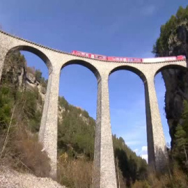 El tren de pasajeros más largo del mundo completa con éxito un trayecto por los Alpes suizos