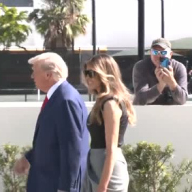 Trump acude a votar junto a su mujer Melania