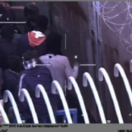 Imágenes de la tragedia de Melilla en las que se ve que algunos migrantes también caen en la zona fronteriza española