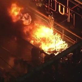 Espectacular incendio de una refinería de petróleo en California (EEUU)
