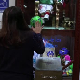 Fanáticos del fútbol rezan al Niño de los Milagros en México 