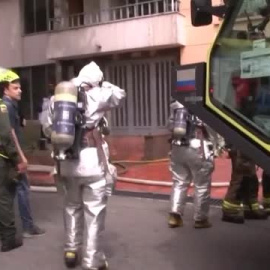 Ocho muertos al estrellarse una avioneta contra un edificio residencial