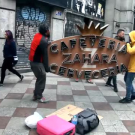 Amantes de los rótulos y la cartelería preservan en Madrid el patrimonio gráfico español