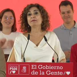 María Jesús Montero recibe una llamada de su madre en pleno mitin